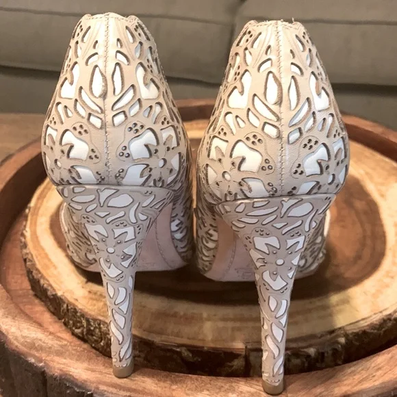 Alice & Olivia Dina Rose Laser Cut Hard to find  size 37 - Picture 6 of 16